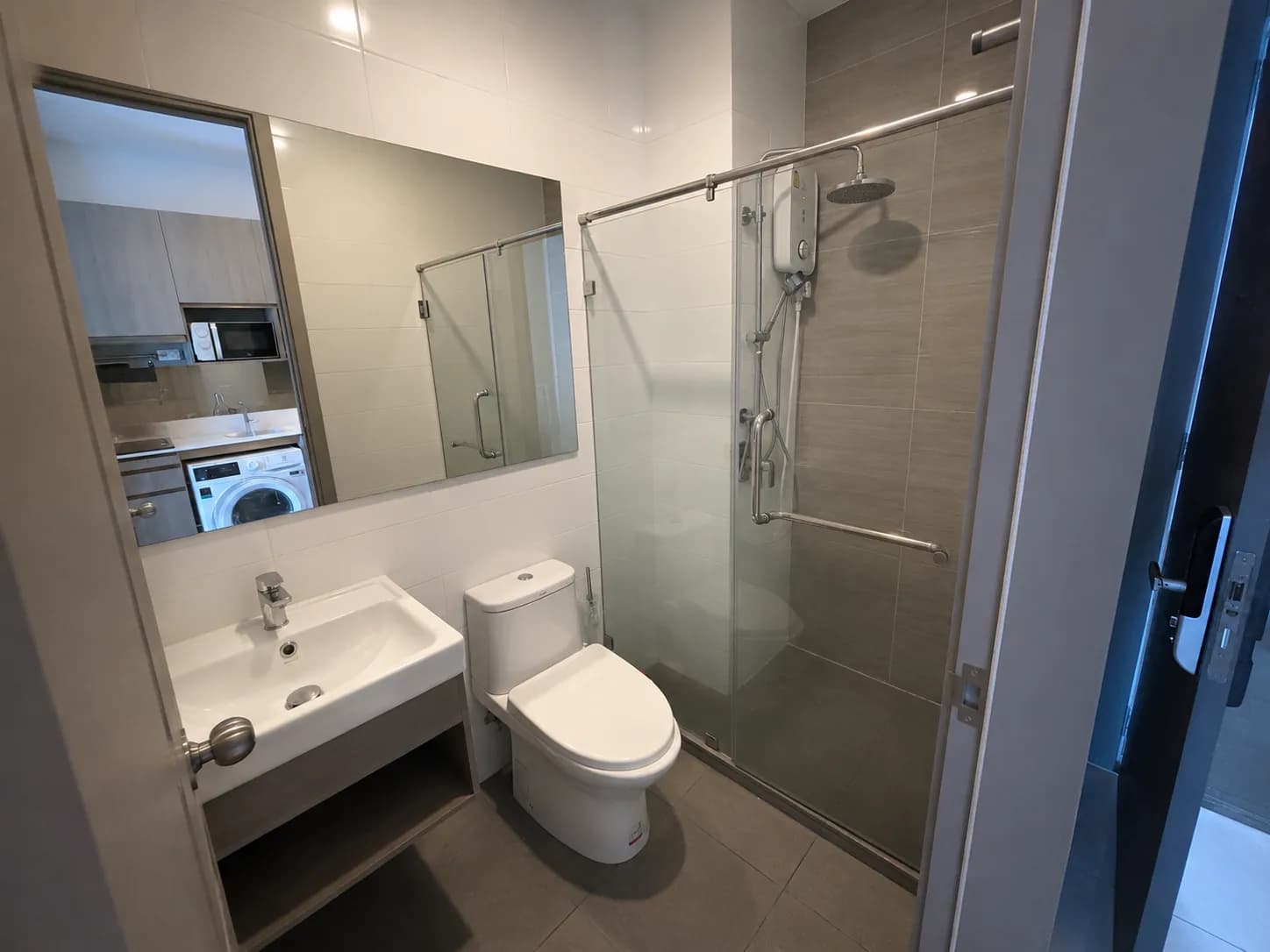 Bathroom in the KnightsBridge Prime Onnut studio unit