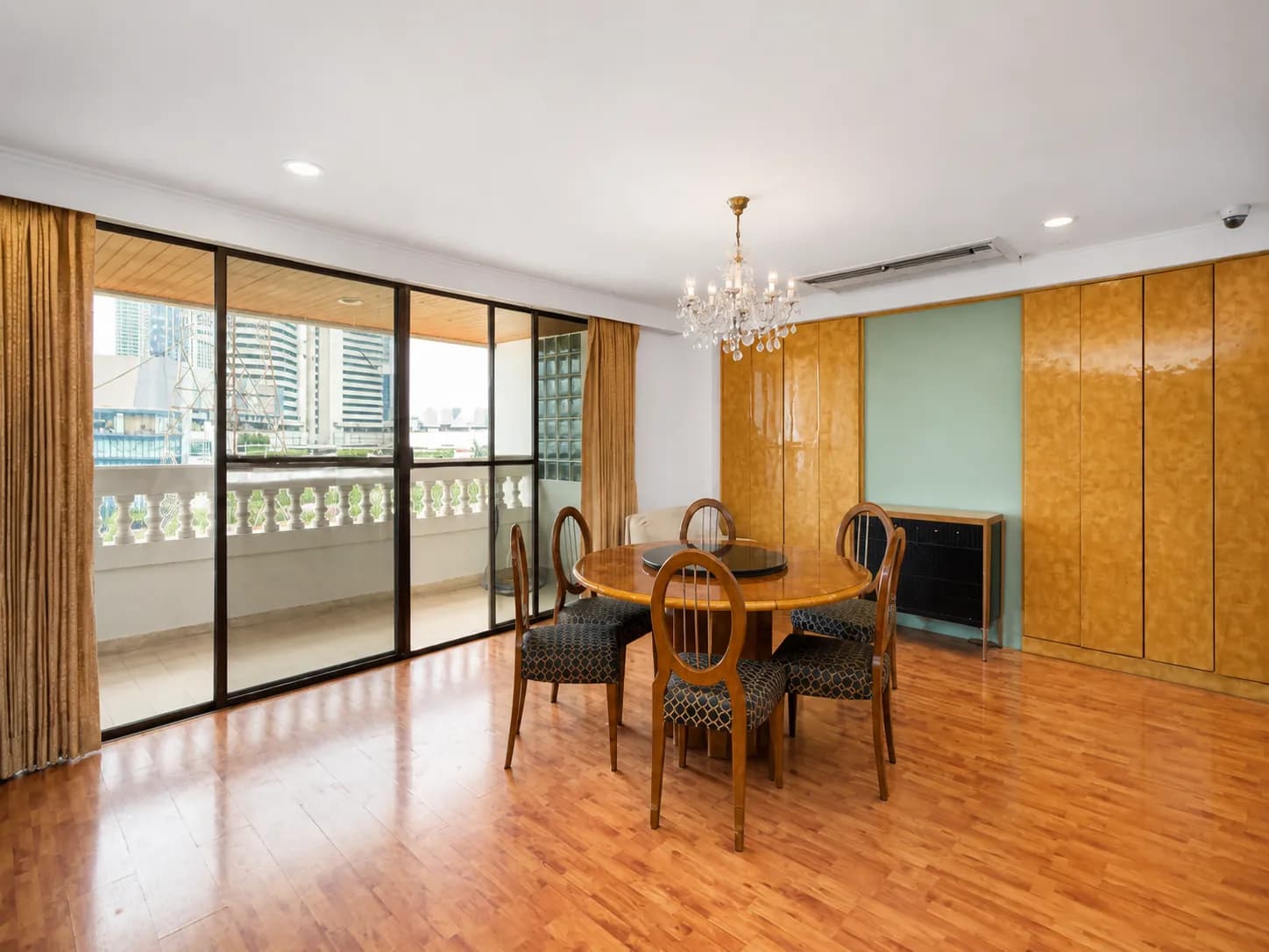 Dining area in The Regency unit