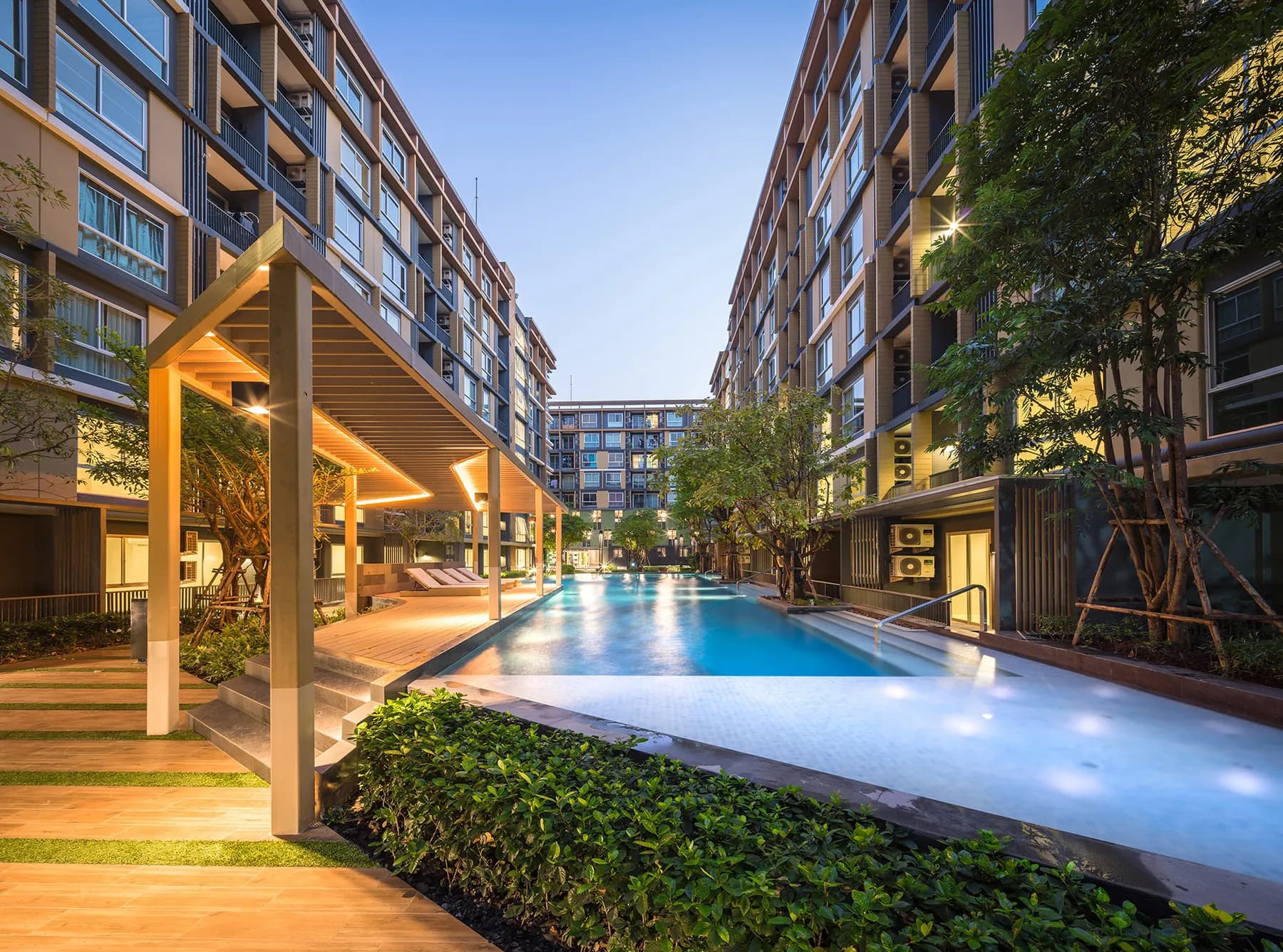 Pool deck at Metro Luxe Rama 4
