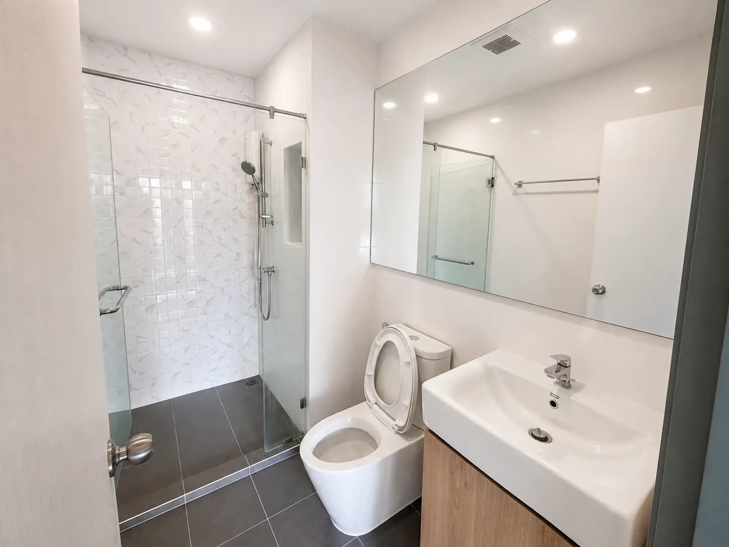 Modern bathroom with glass shower at Chewathai Pinklao