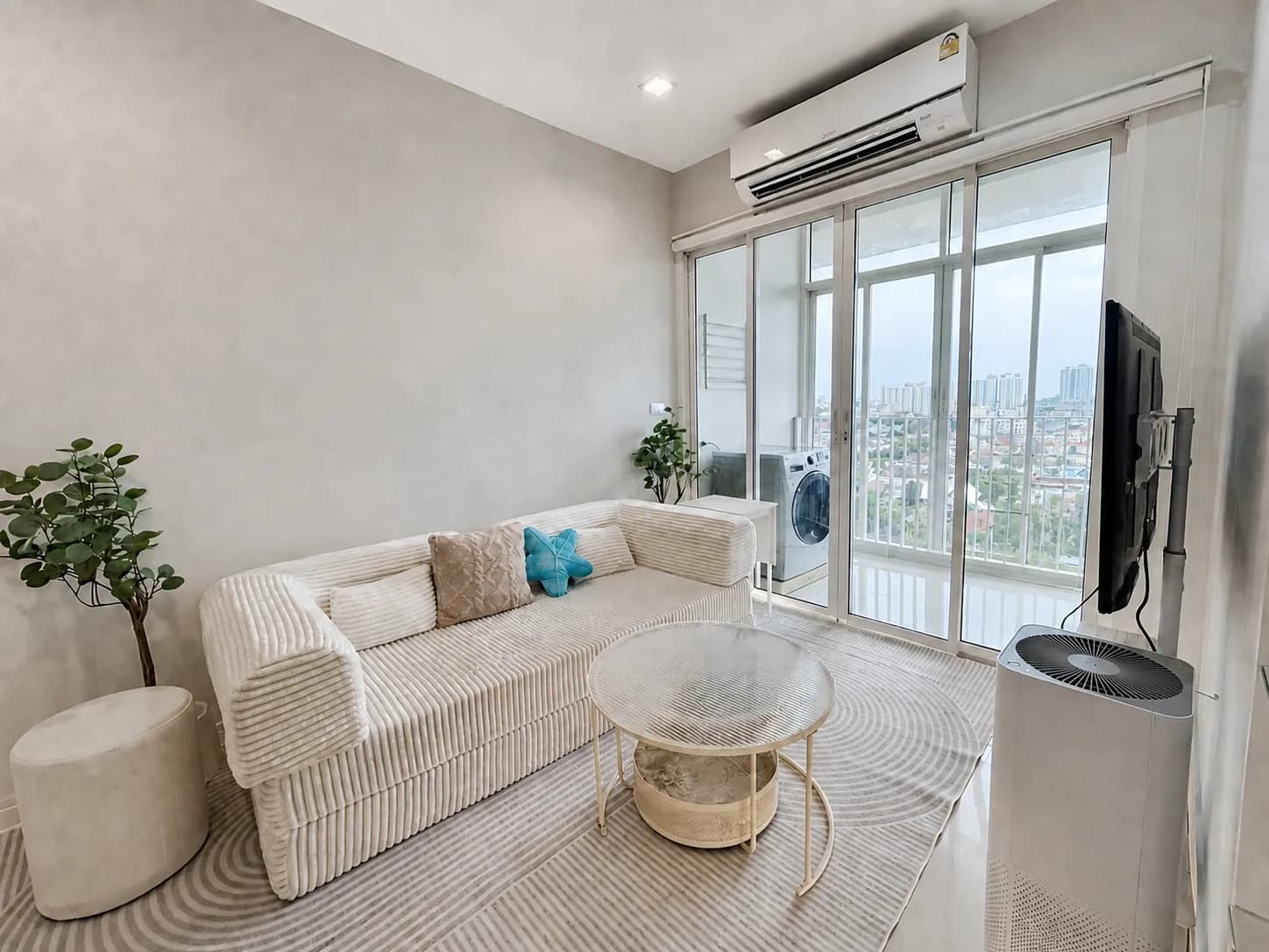 Living room in the Ideo Verve Sukhumvit unit