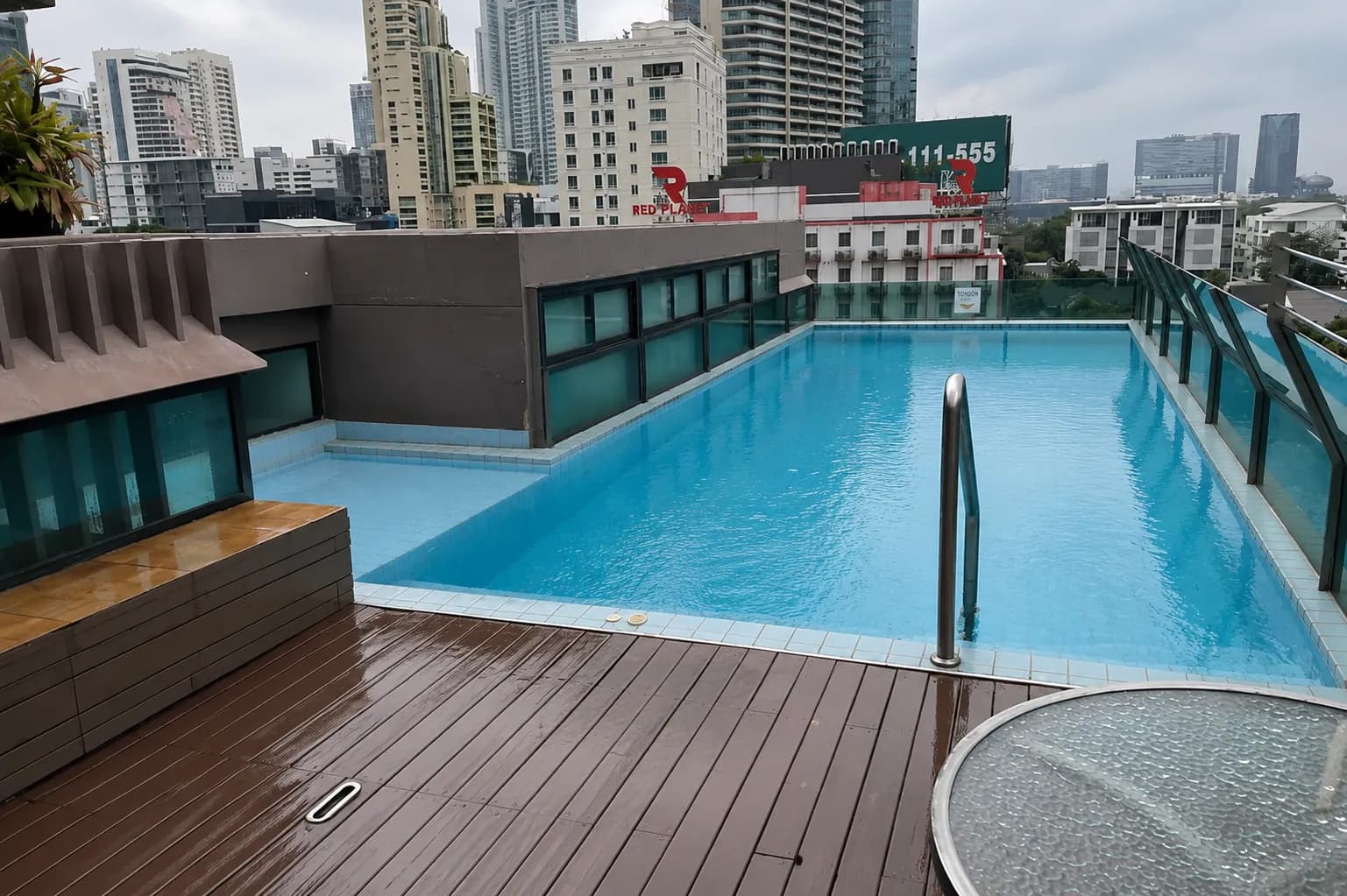 Rooftop city-view swimming pool at Le Cote Sukhumvit 14