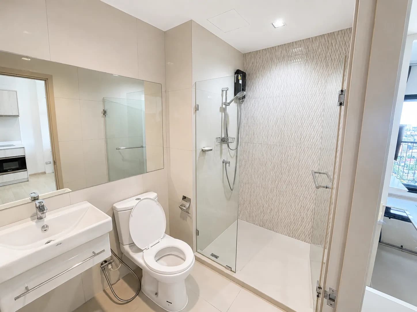 Modern bathroom at Life Sukhumvit 48
