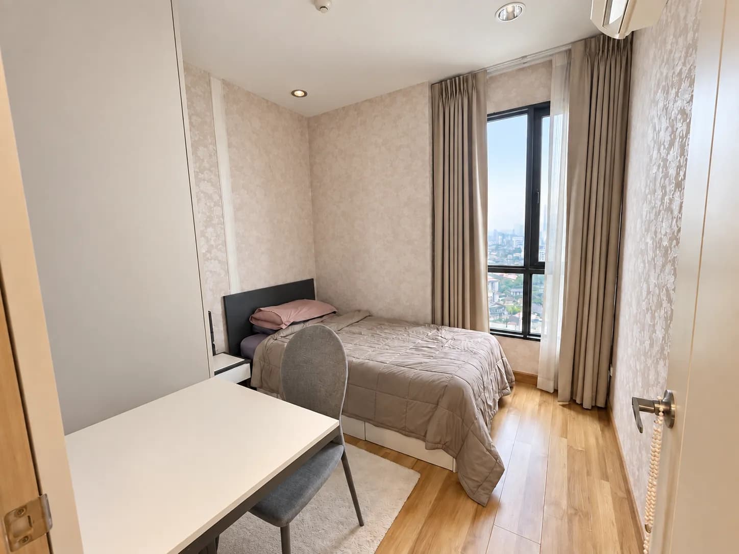 Second bedroom with desk