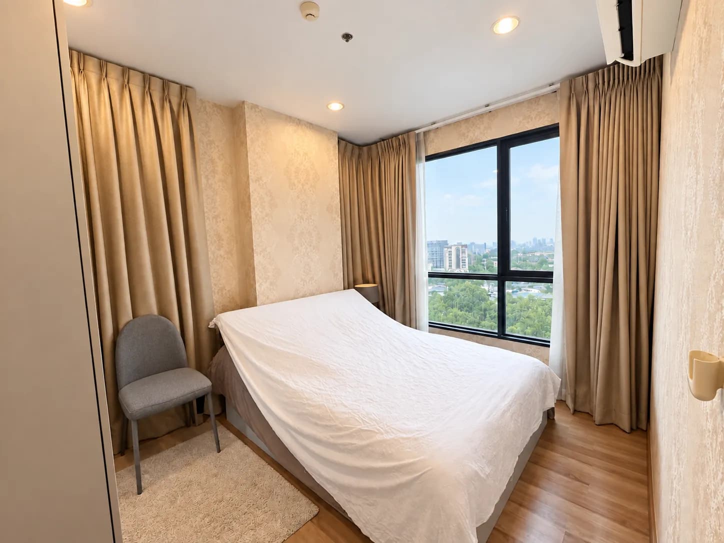 Main bedroom with city view