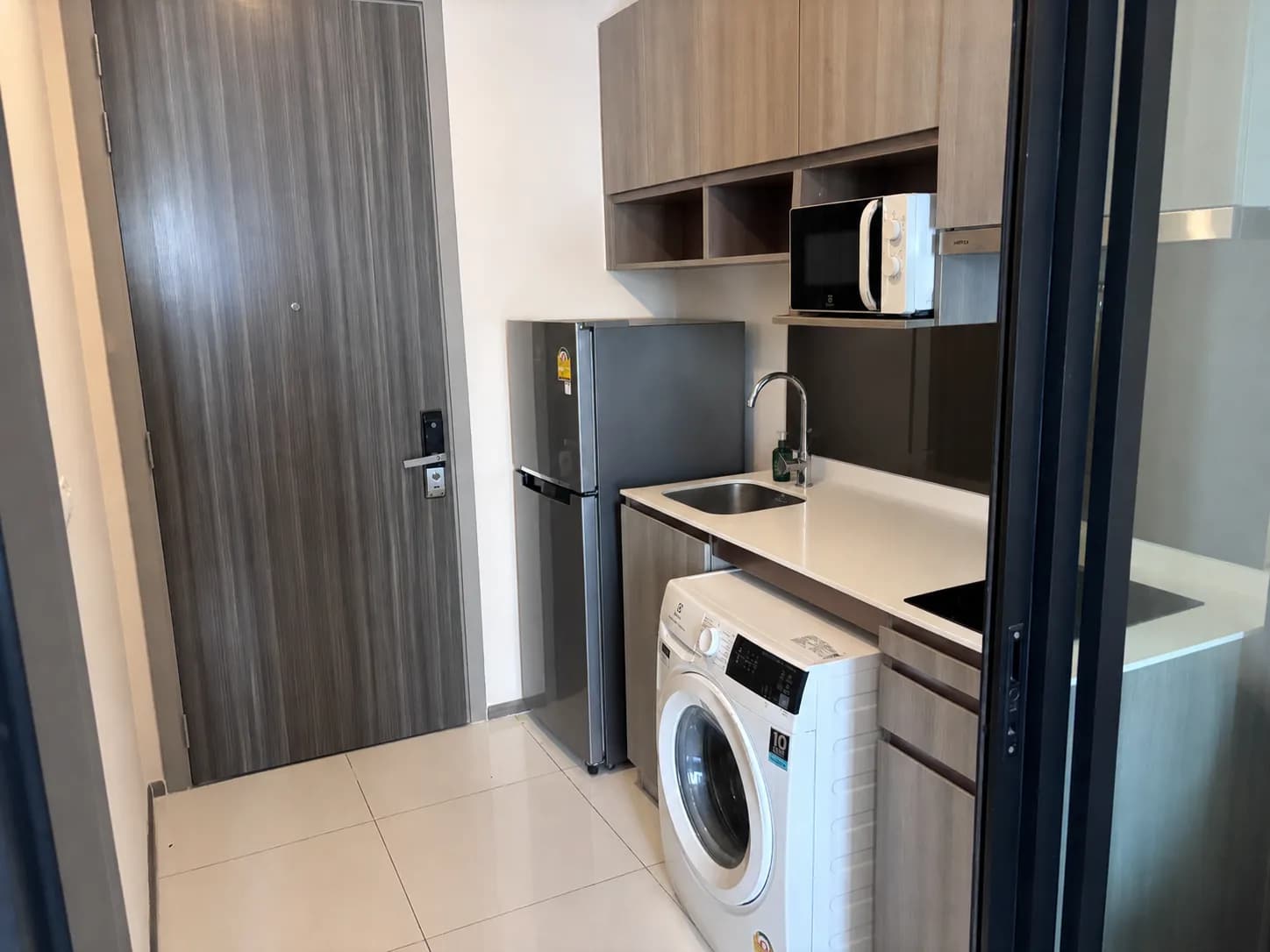 Studio pantry and entry area at KnightsBridge Prime Onnut