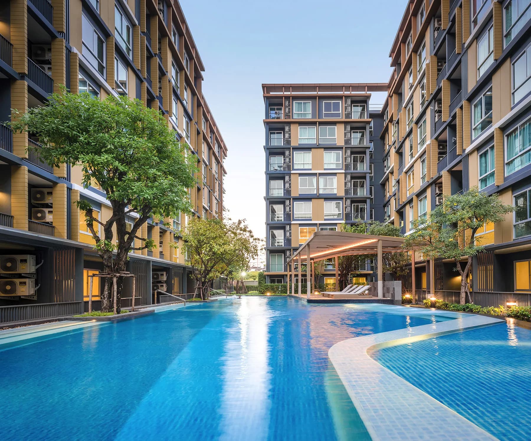 Pool courtyard at Metro Luxe Rama 4