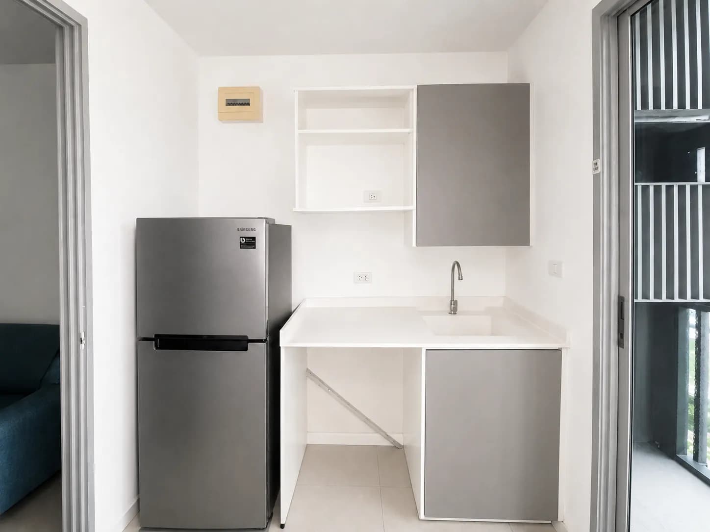 Kitchenette and entry area in the Metro Luxe Rama 4 unit
