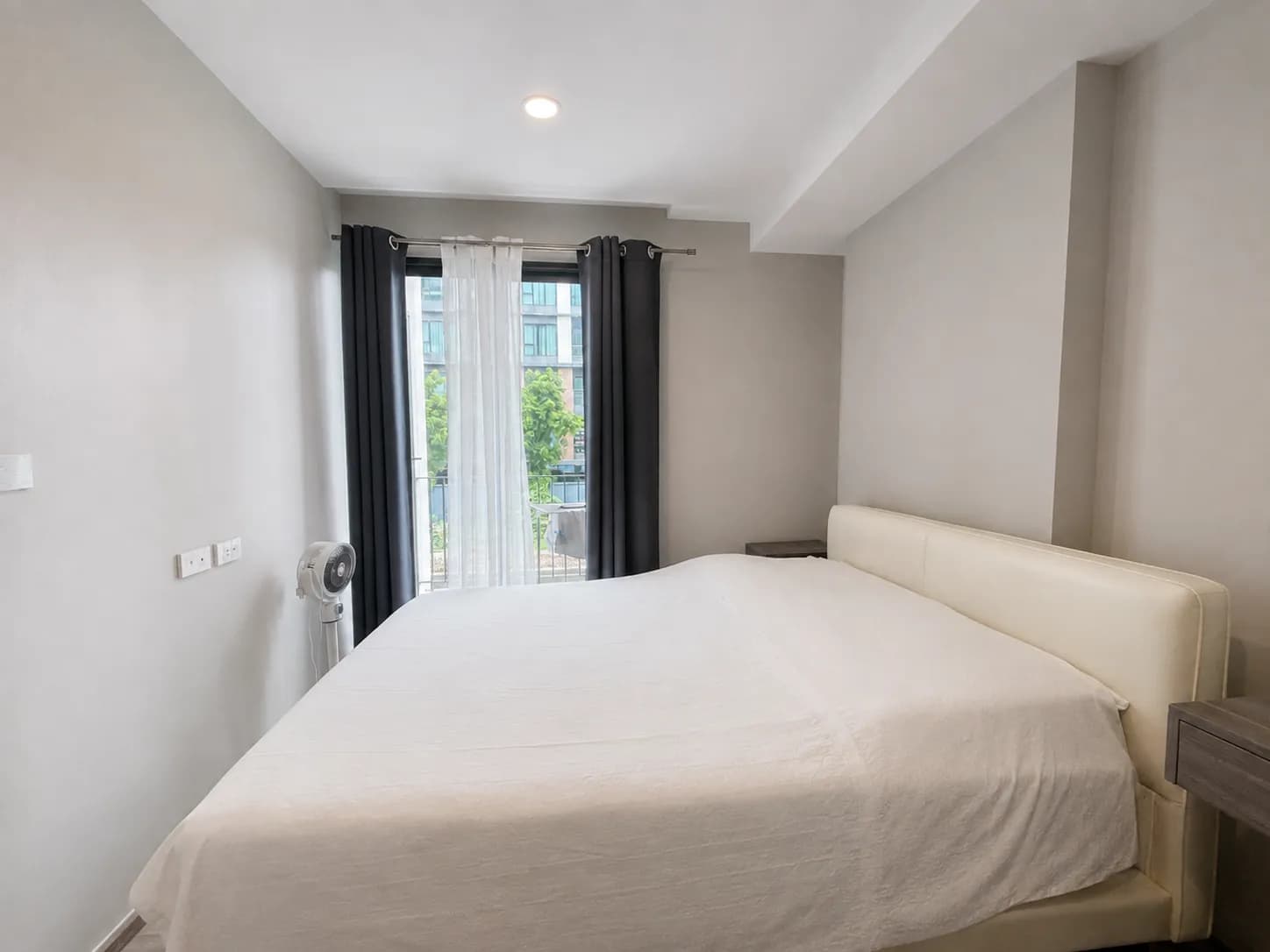 Bedroom with balcony access in the Vivere unit