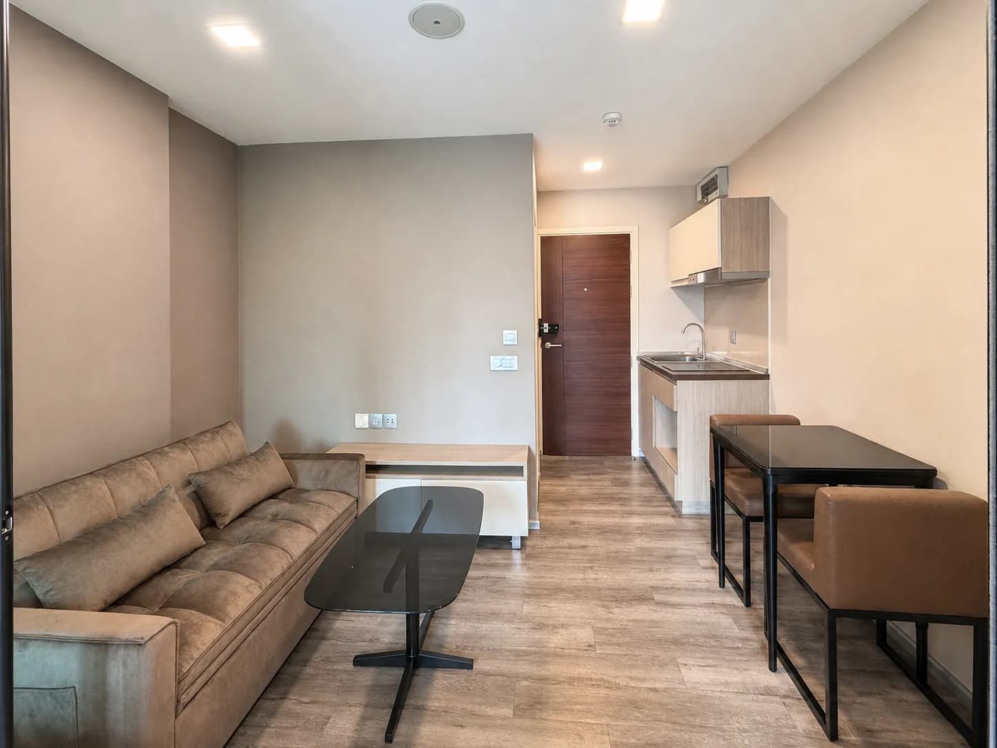 Compact living room in the Brown Condo Phahonyothin 67 unit