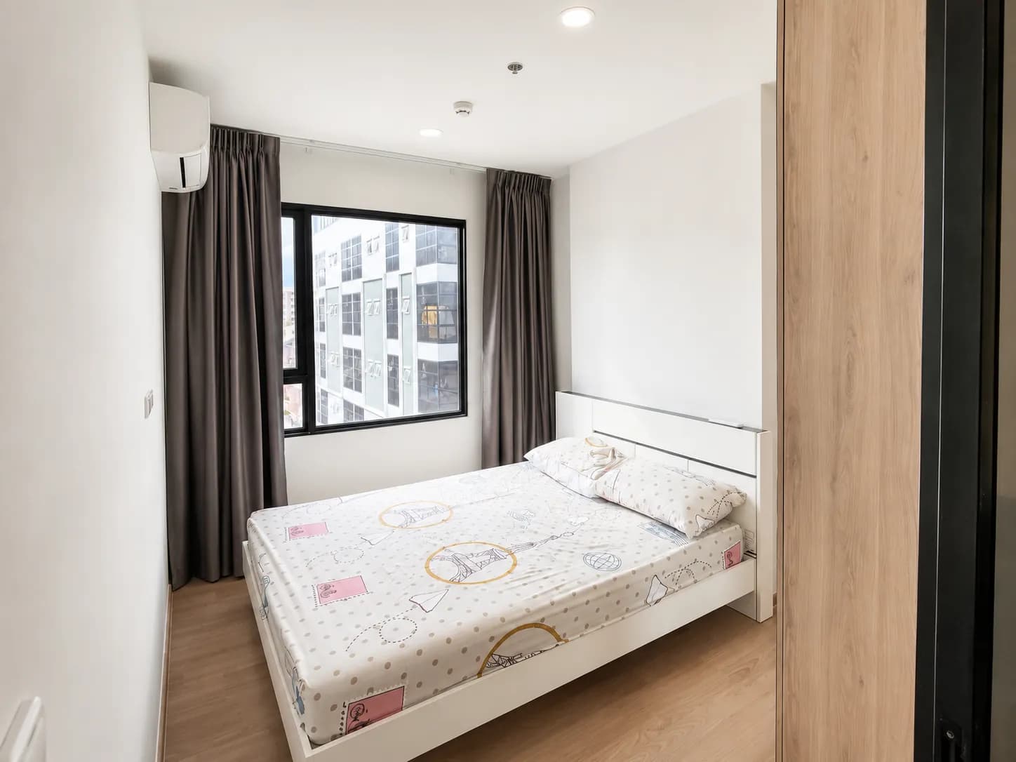 Compact bedroom with window at Chewathai Pinklao