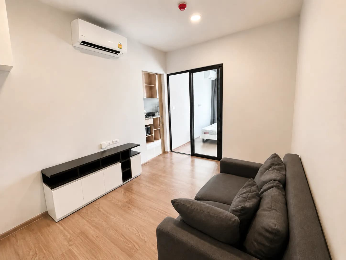 Chewathai Pinklao living room with sofa and dining area