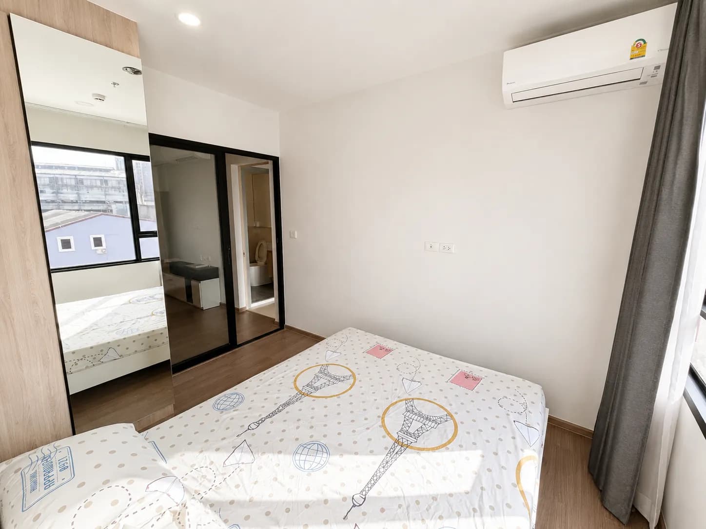 Chewathai Pinklao bedroom with mirrored wardrobe