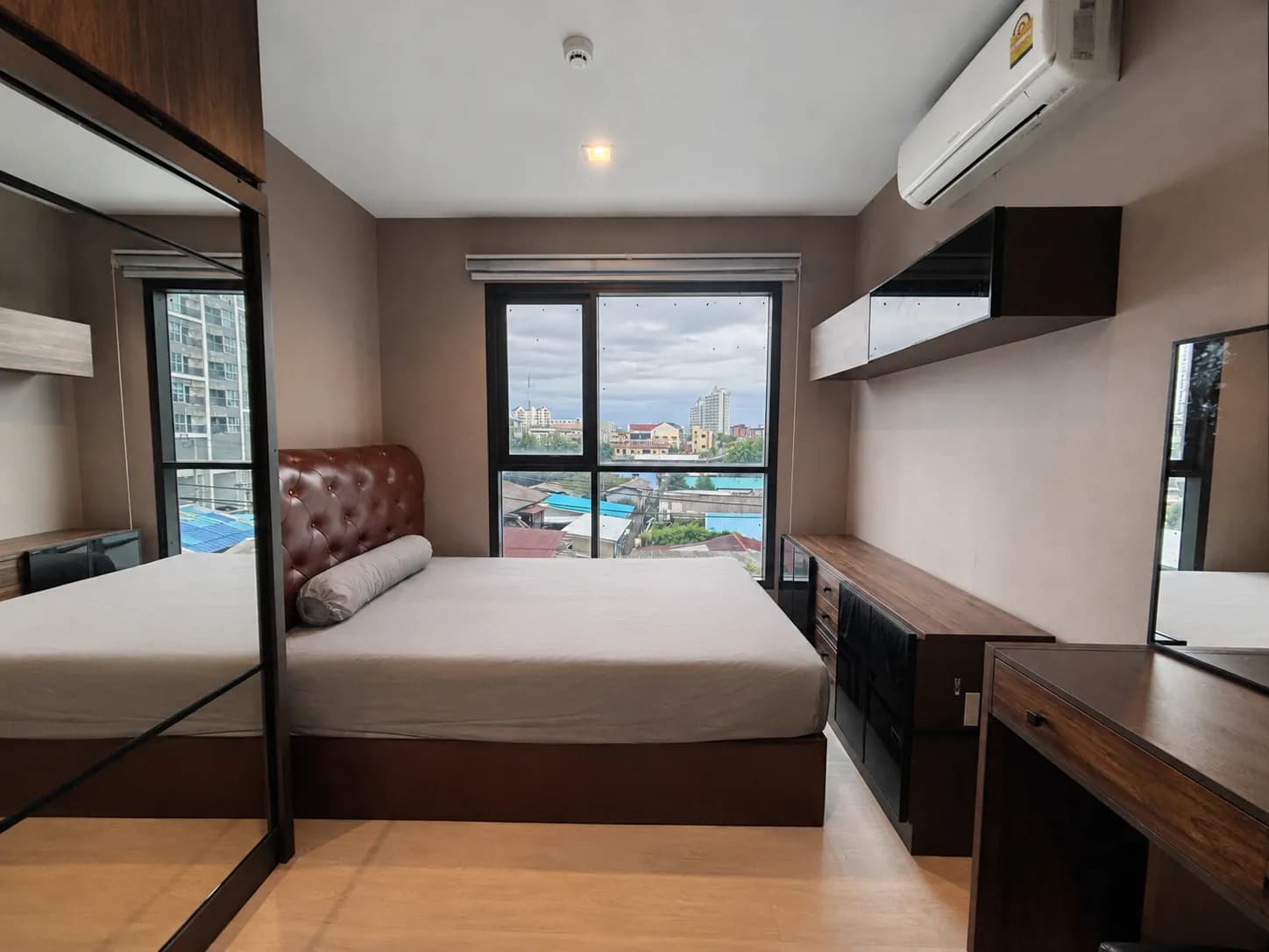 Modern bedroom in the Life Sukhumvit 48 unit