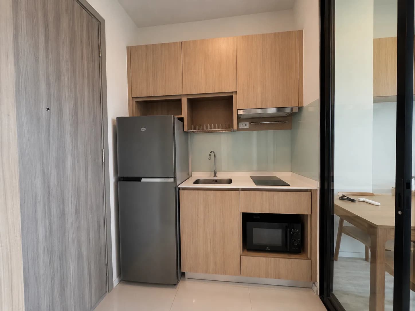Compact kitchen in the Knightsbridge Prime Ratchayothin unit