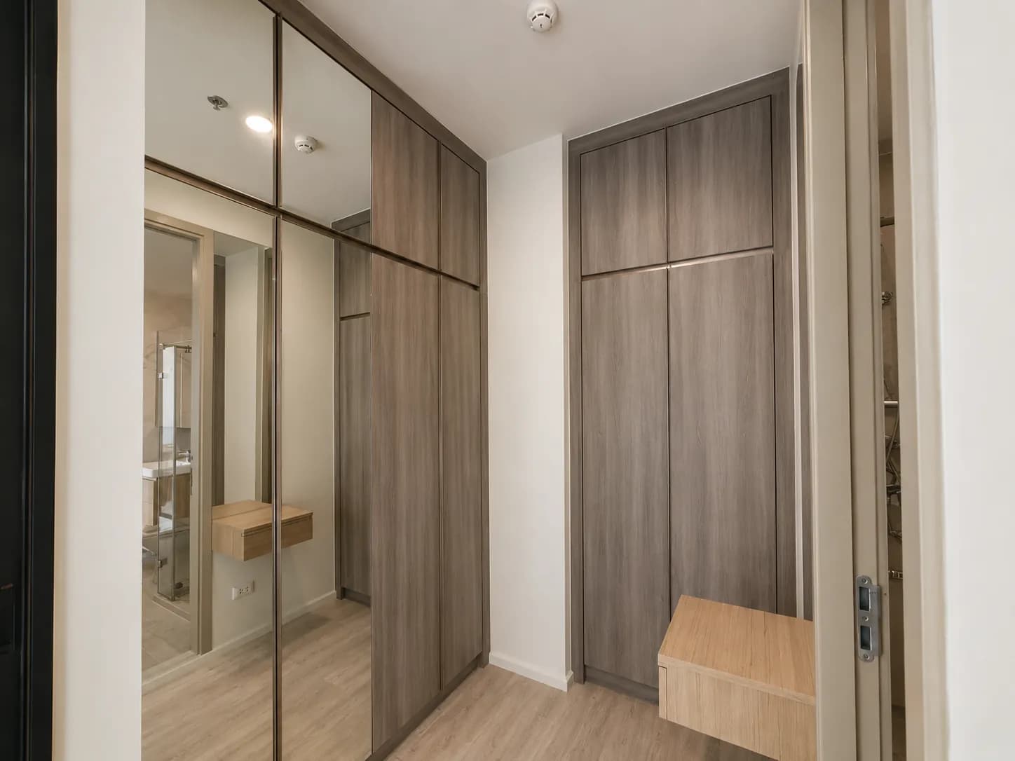 Wardrobe corridor and entry storage in the unit