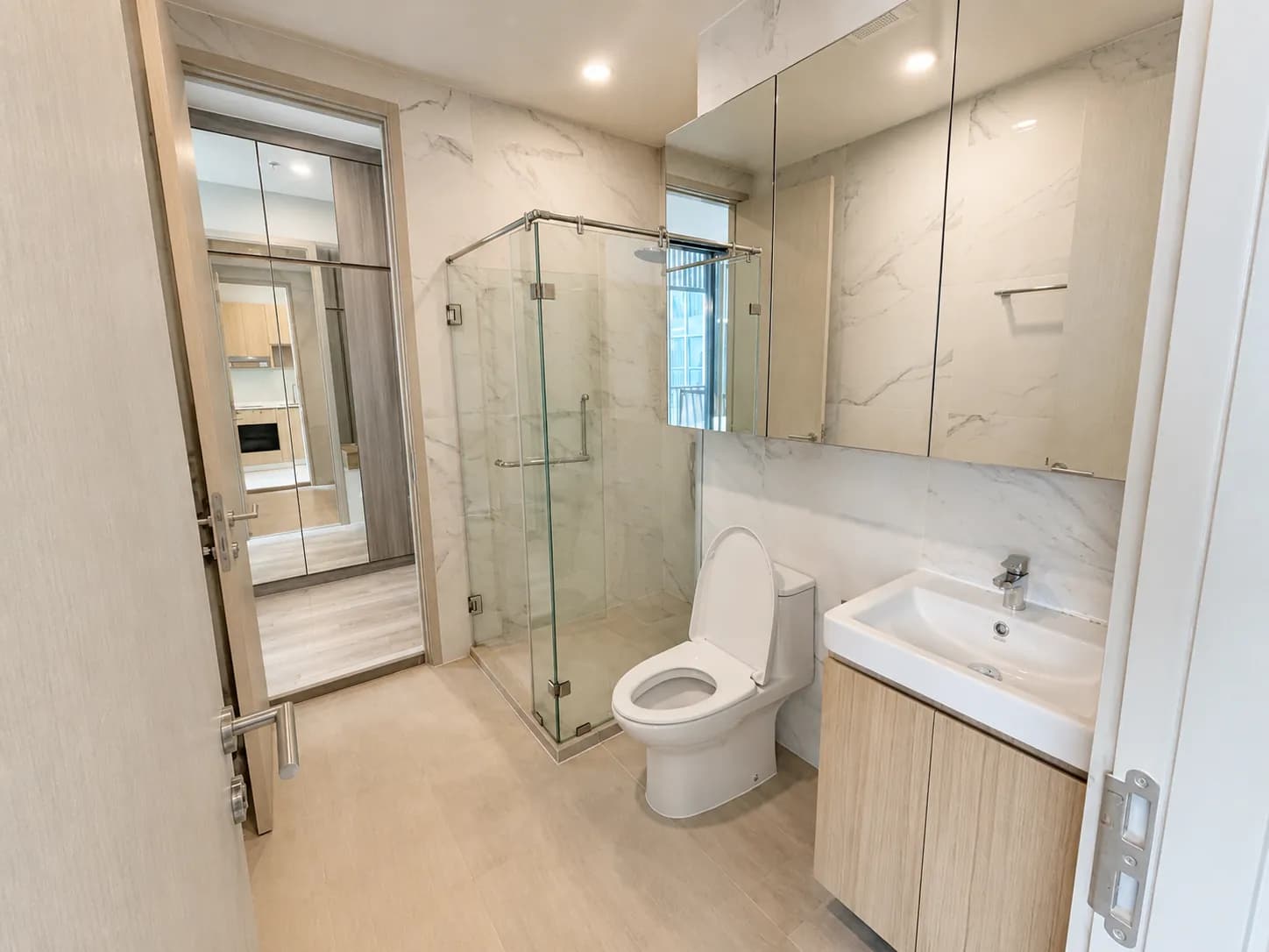 Modern bathroom in the Knightsbridge Prime Ratchayothin unit
