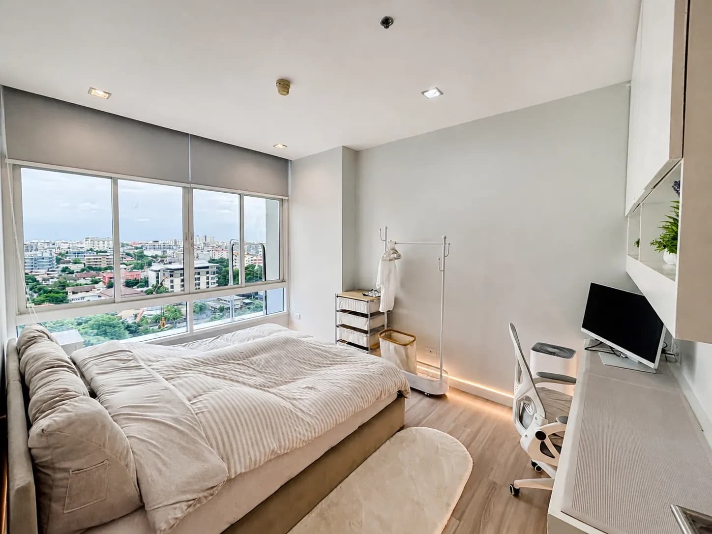 Bright bedroom in the Ideo Verve Sukhumvit unit