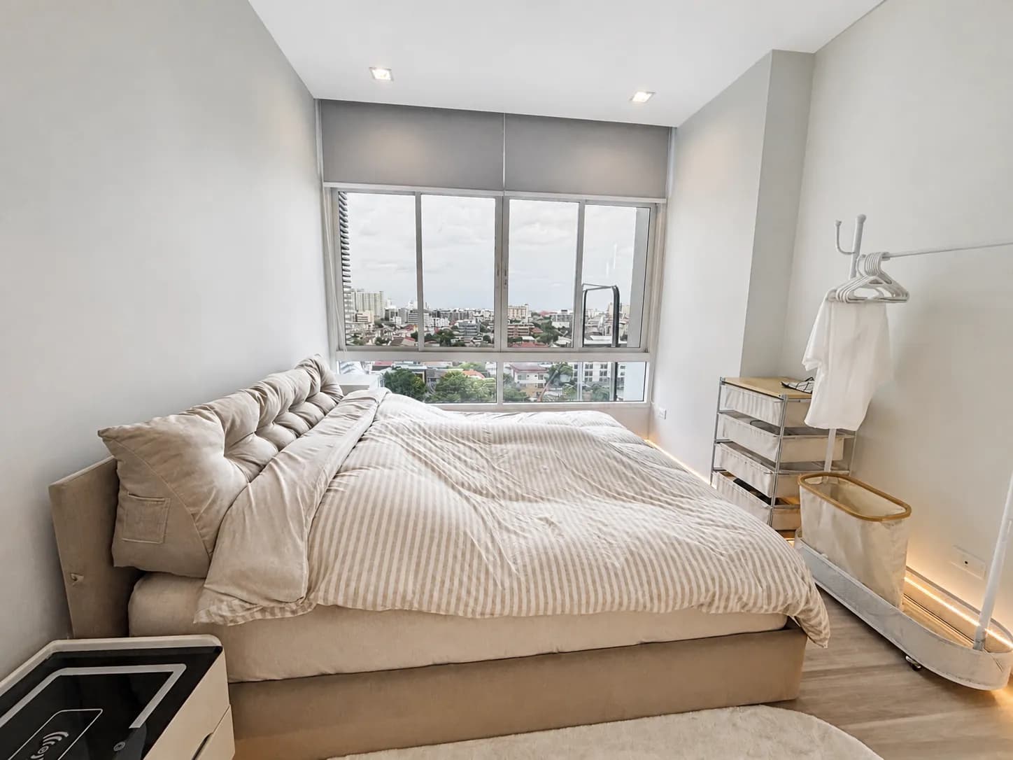Bedroom with city view in the Ideo Verve Sukhumvit unit